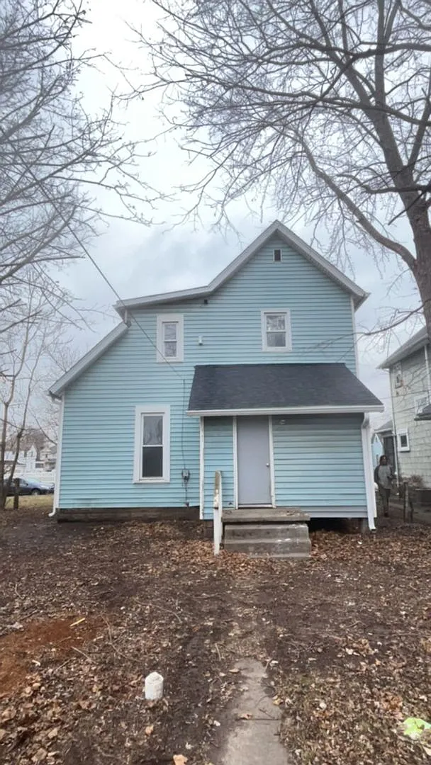 5 Bedroom 2 Bathroom Home! Large Front Porch! Nice backyard! — Photo 2