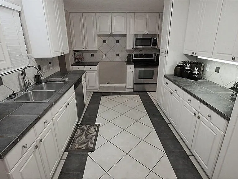 310 Gentilly Dr — Photo 3