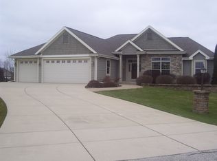 W2268 E Oak Ridge Dr, Oconomowoc, WI 53066