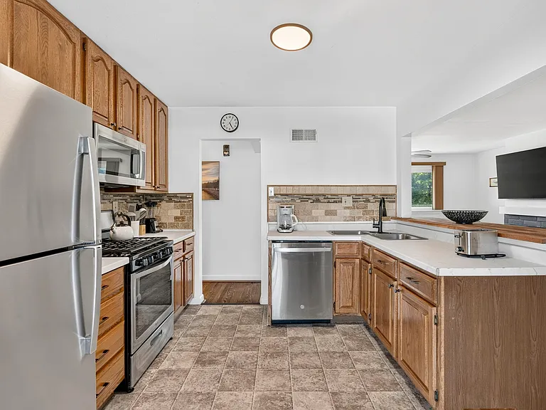 615 Loyola Dr — Photo 16
