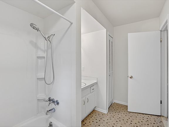 4th image of 3502 Ridgecliffe Dr #2