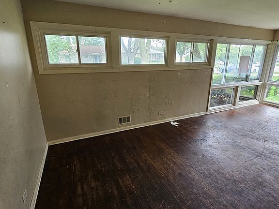 5th image of 8422 Harding Ave