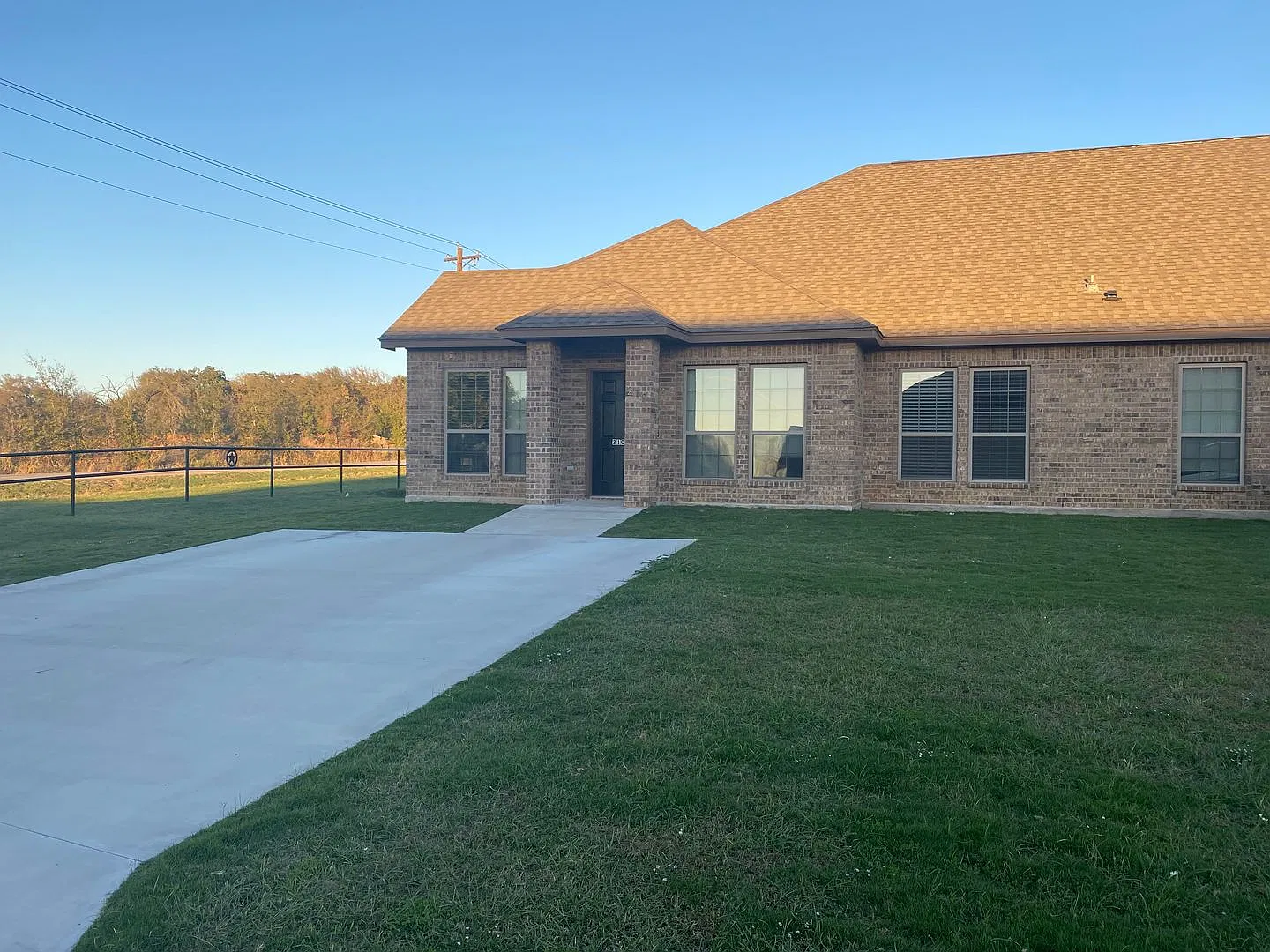 3/2 Brock Isd - Water & Lawn Included — Photo 1