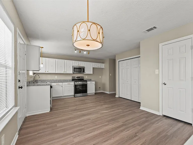 7134 Prairie Village Dr — Photo 4