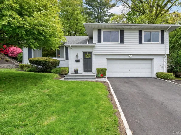 34 Bridge Road, Manhasset, NY 11030