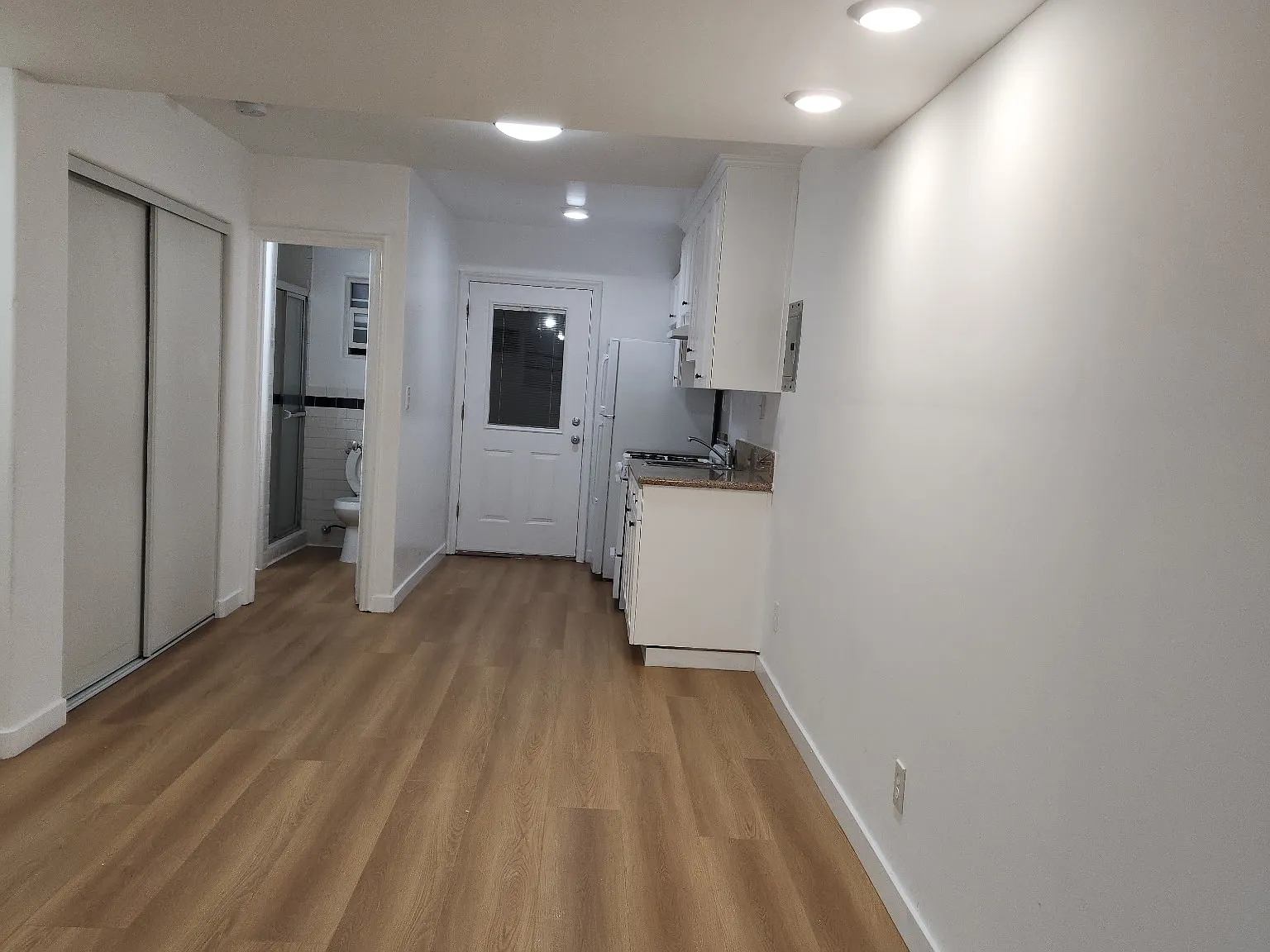 Studio, 650 sqft, $1,595 — Photo 3