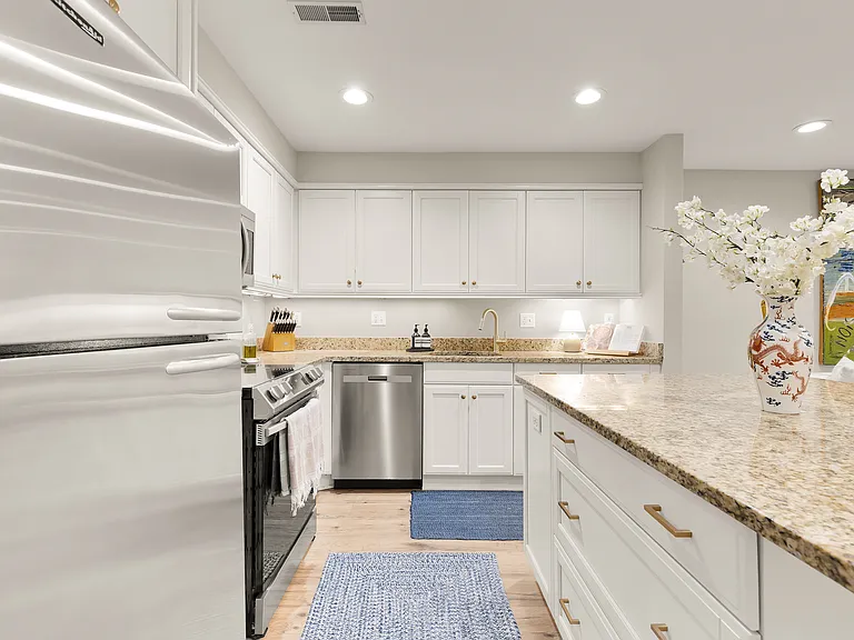 1354 Kenyon St NW — Photo 5
