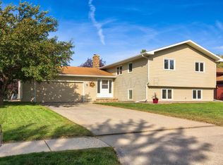 3901 4th St S, Moorhead, MN 56560