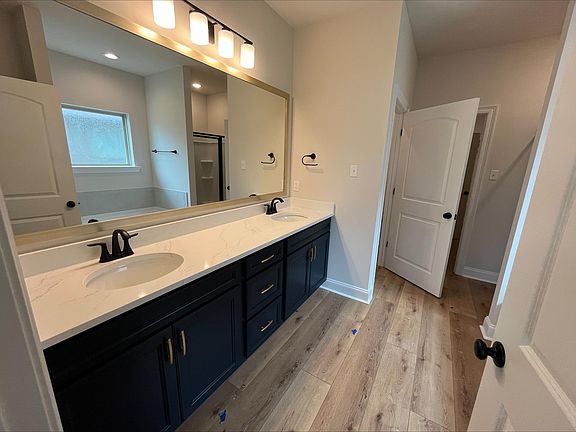 5th image of 291 Adley Ave