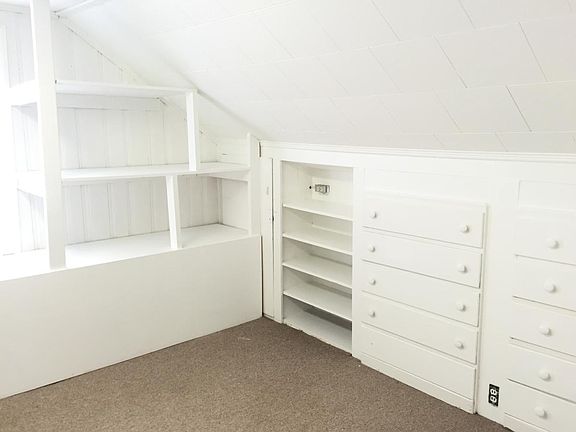 3rd floor built ins--2nd room