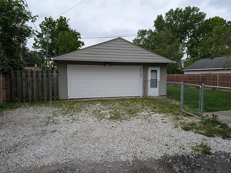 521 E Trevor St — Photo 19