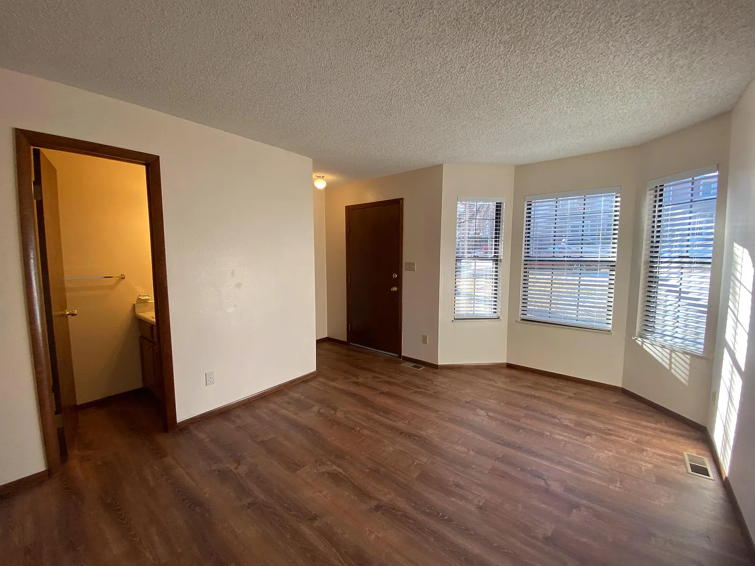2 bed, 1.5 bath, 1010 sqft, $1,800 — Photo 3