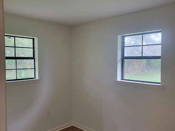 4th image of 10950 Mill St