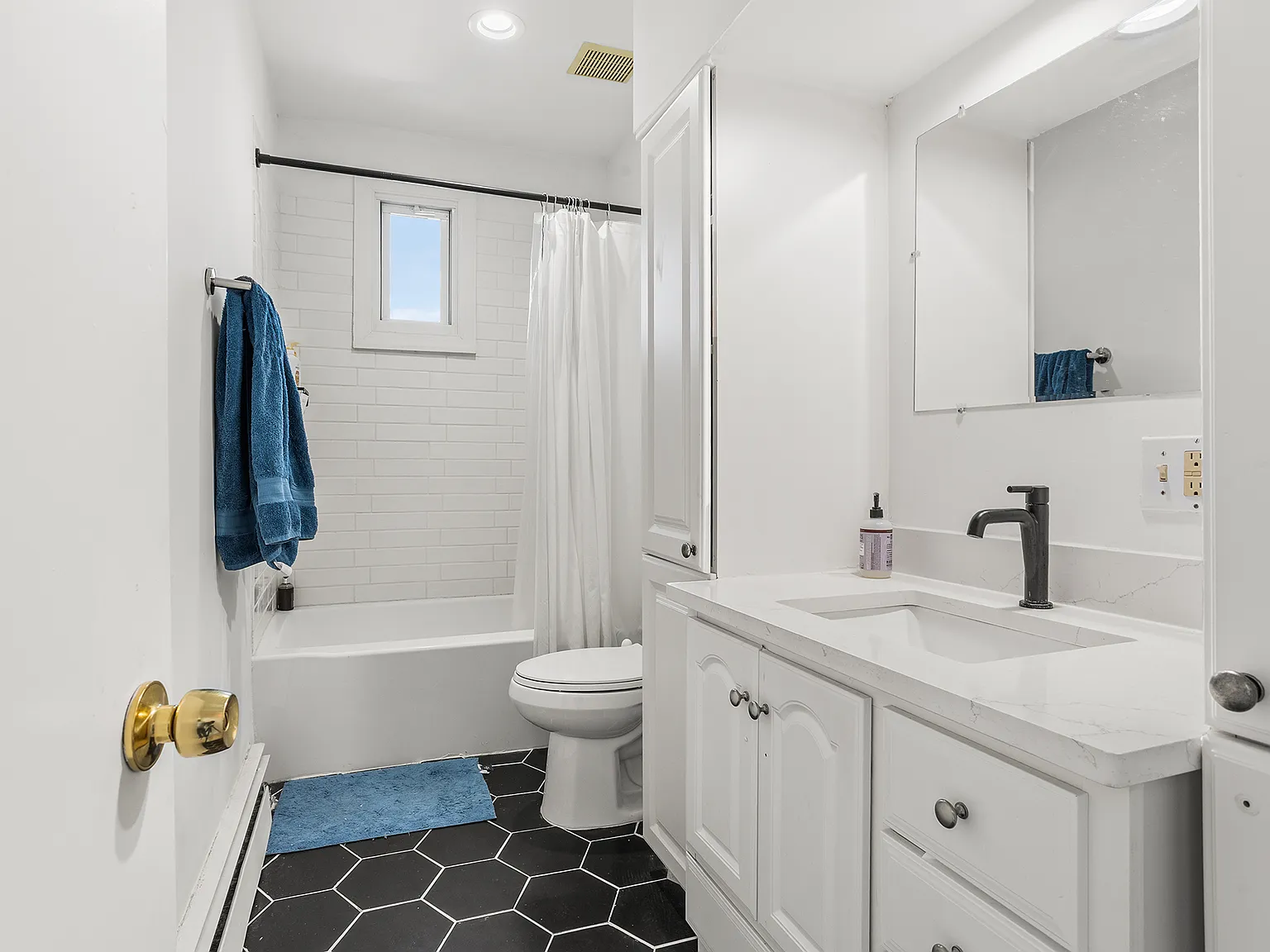 2 bed, 900 sqft, $1,945 — Photo 2