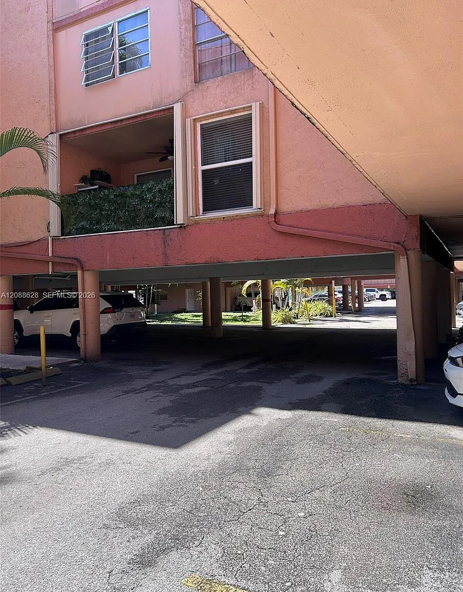 Palm-West Gardens Condo — Photo 2