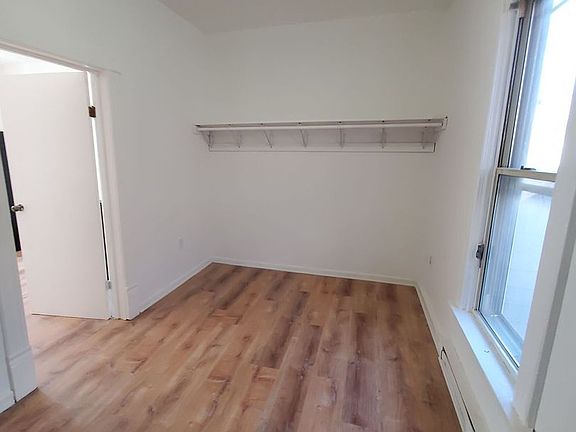 5th image of 1568 W Windlake Ave #4