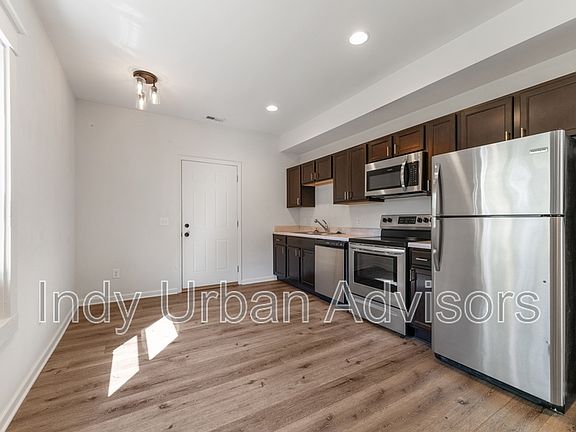 3rd image of 1306 Woodlawn Ave #1D