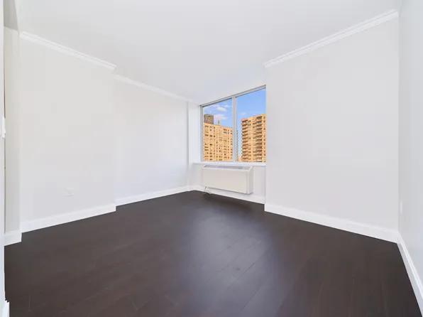 160 Riverside Boulevard image 3 of 9