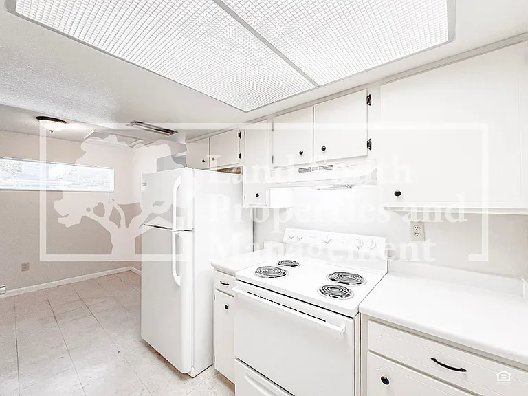 725 E Lime St #D — Photo 9