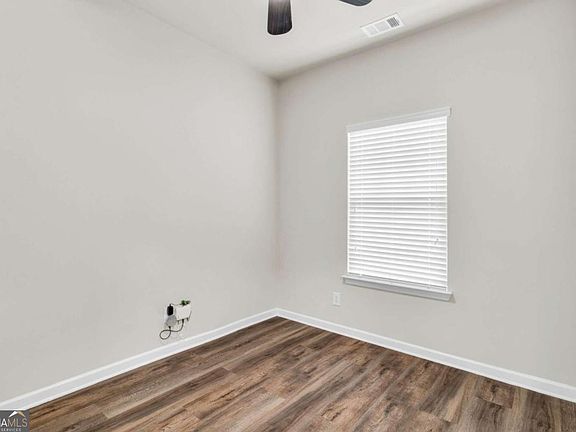 4th image of 850 Ash St
