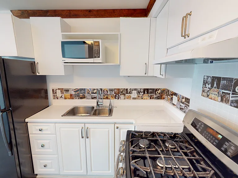 1152 Gerrard St E — Photo 20