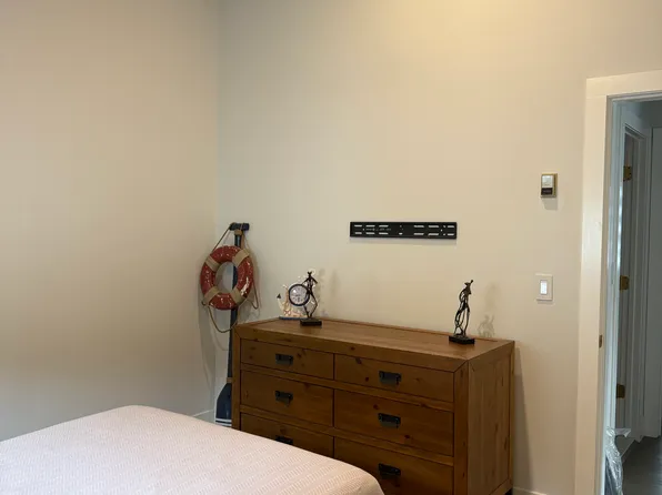 490 Undercliff Avenue image 14 of 24