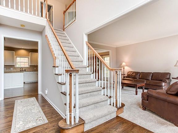 3rd image of 155 Idlewood Ln