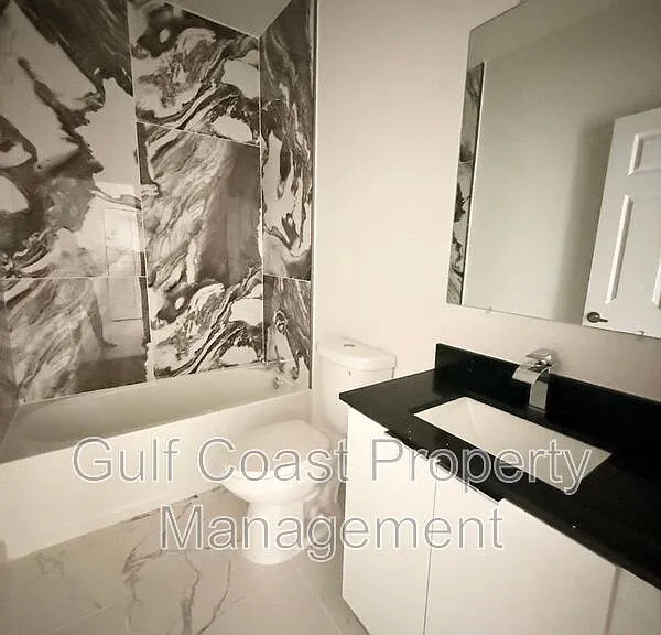 2216 NE 10th Pl — Photo 16