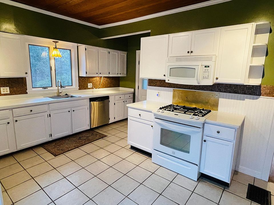 Large eat-in Kitchen with gas stove, stainless steel dishwasher, brass hardware and new paint!