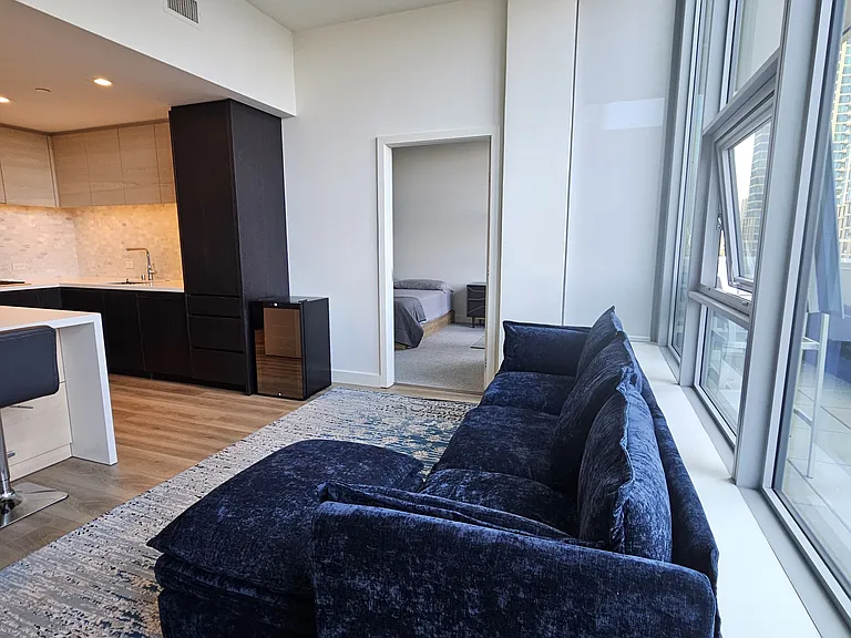 Kitchen and living room w/10' ceiling