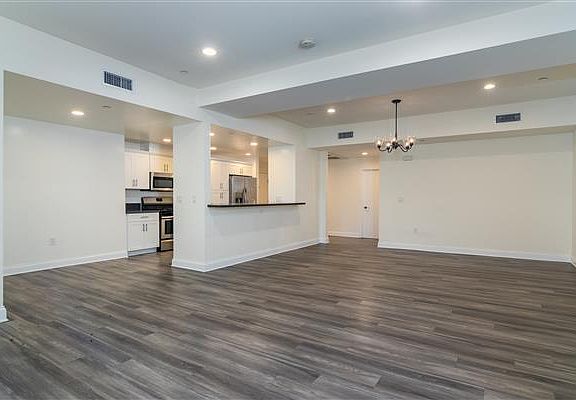 5th image of 14934 Burbank Blvd #102