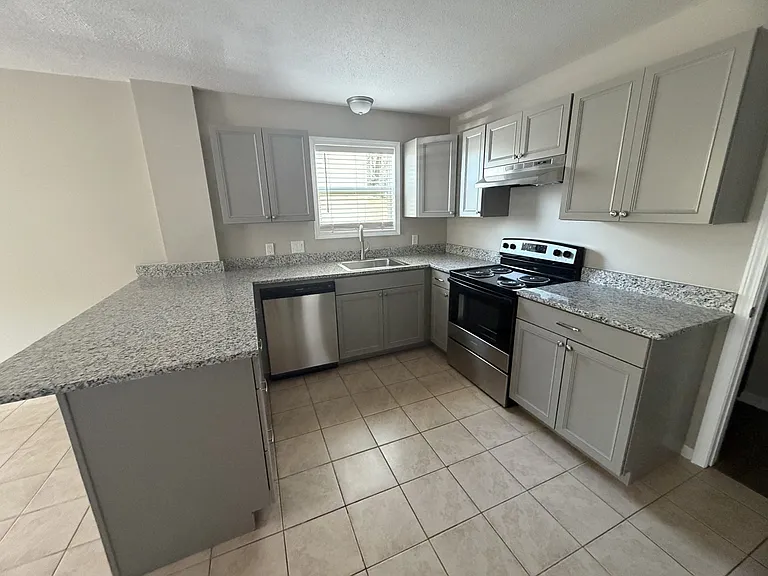 124 Hampton Dr #1 — Photo 4