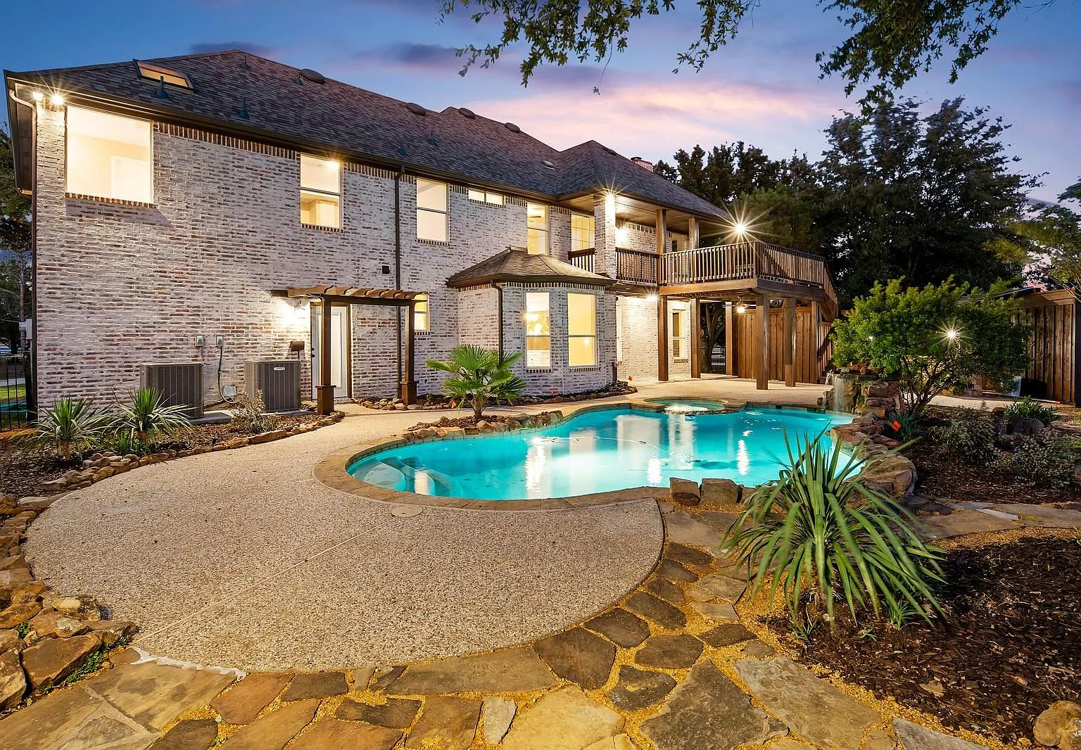 7 bed, 5923 sqft, $10,000 — Photo 4