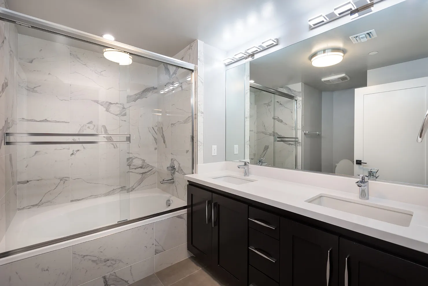 1350 Roxbury Dr — Photo 4