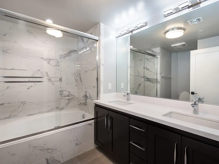 1350 Roxbury Dr — Photo 4
