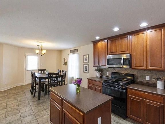 3rd image of 1315 Samson Dr