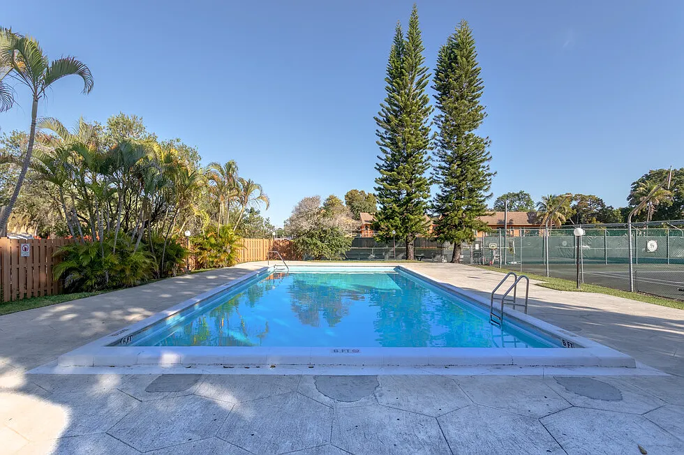 Tennis Villas Apartments — Photo 3