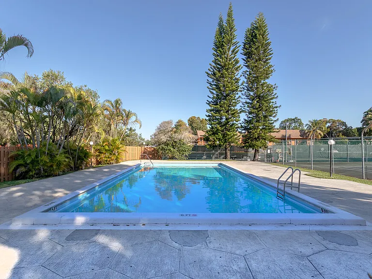 Tennis Villas Apartments — Photo 3