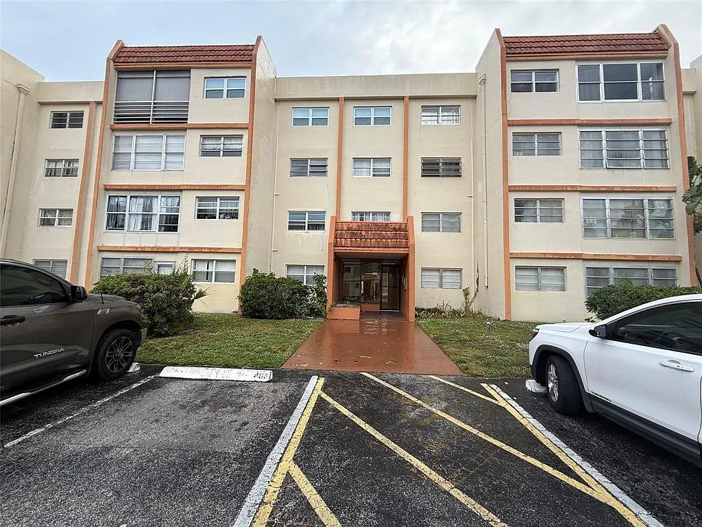 2 bed, 2.0 bath, 975 sqft, $1,800 — Photo 1