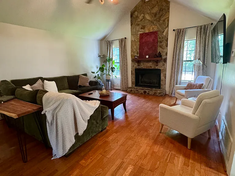 504 Greenwich Dr — Photo 2