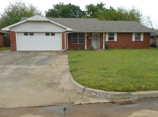 2304 Bellaire Dr, Moore, OK 73160