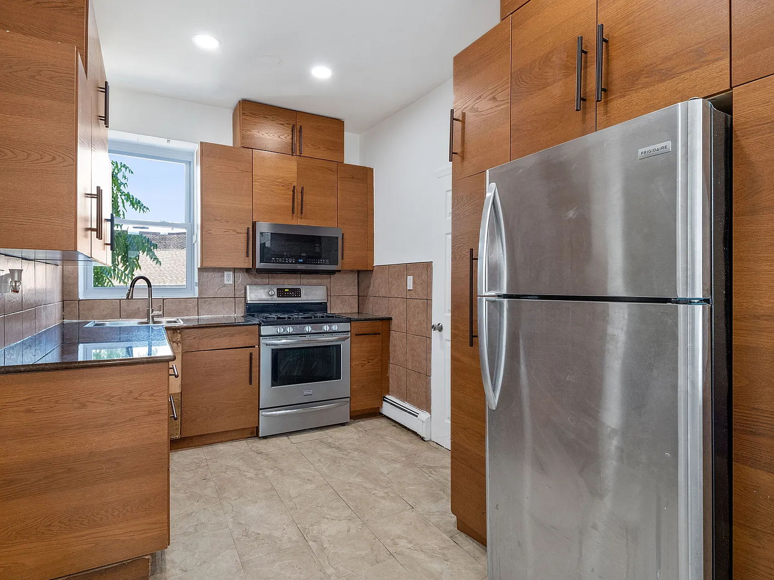 2 bed, 700 sqft, $2,150 — Photo 1