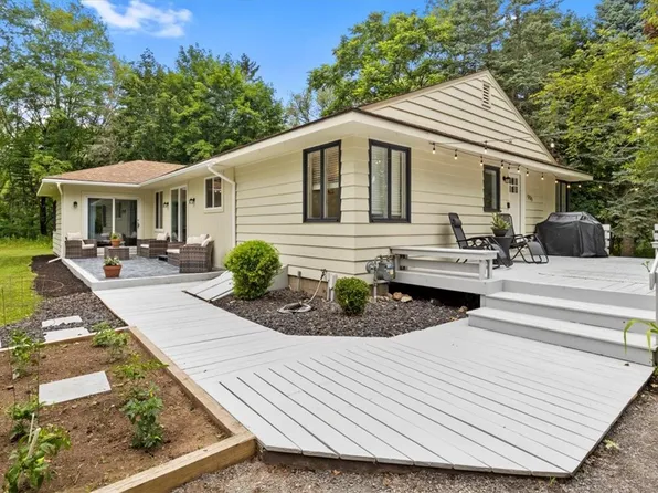 996 Willits Rd, Ontario, NY 14519