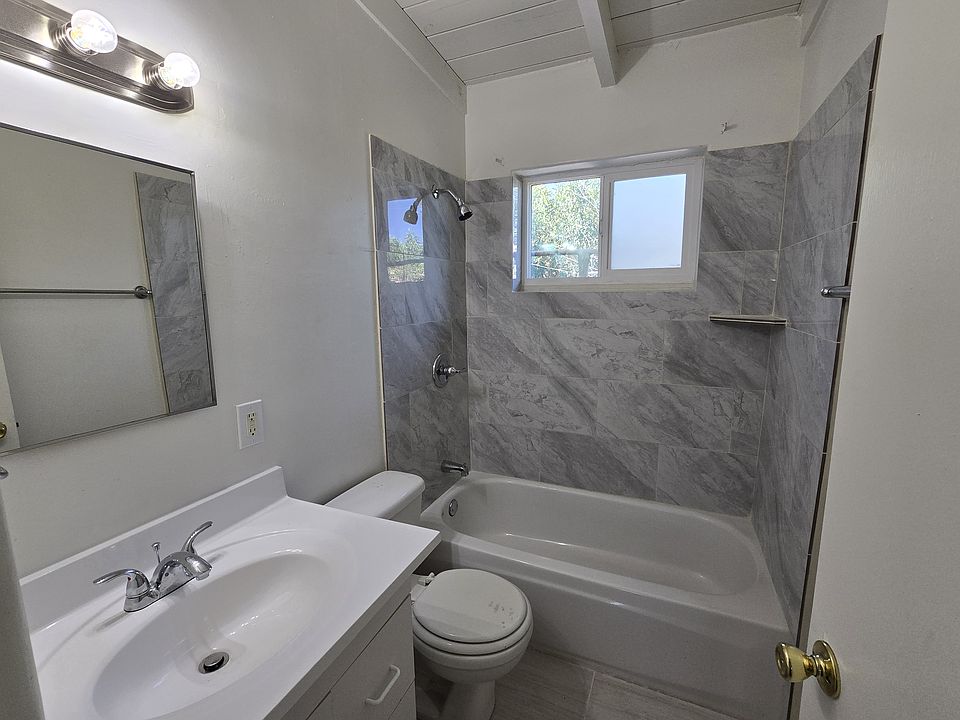 Freshly Renovated New Bathroom
