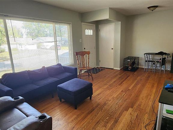 3rd image of 1610 Lakemoor Dr