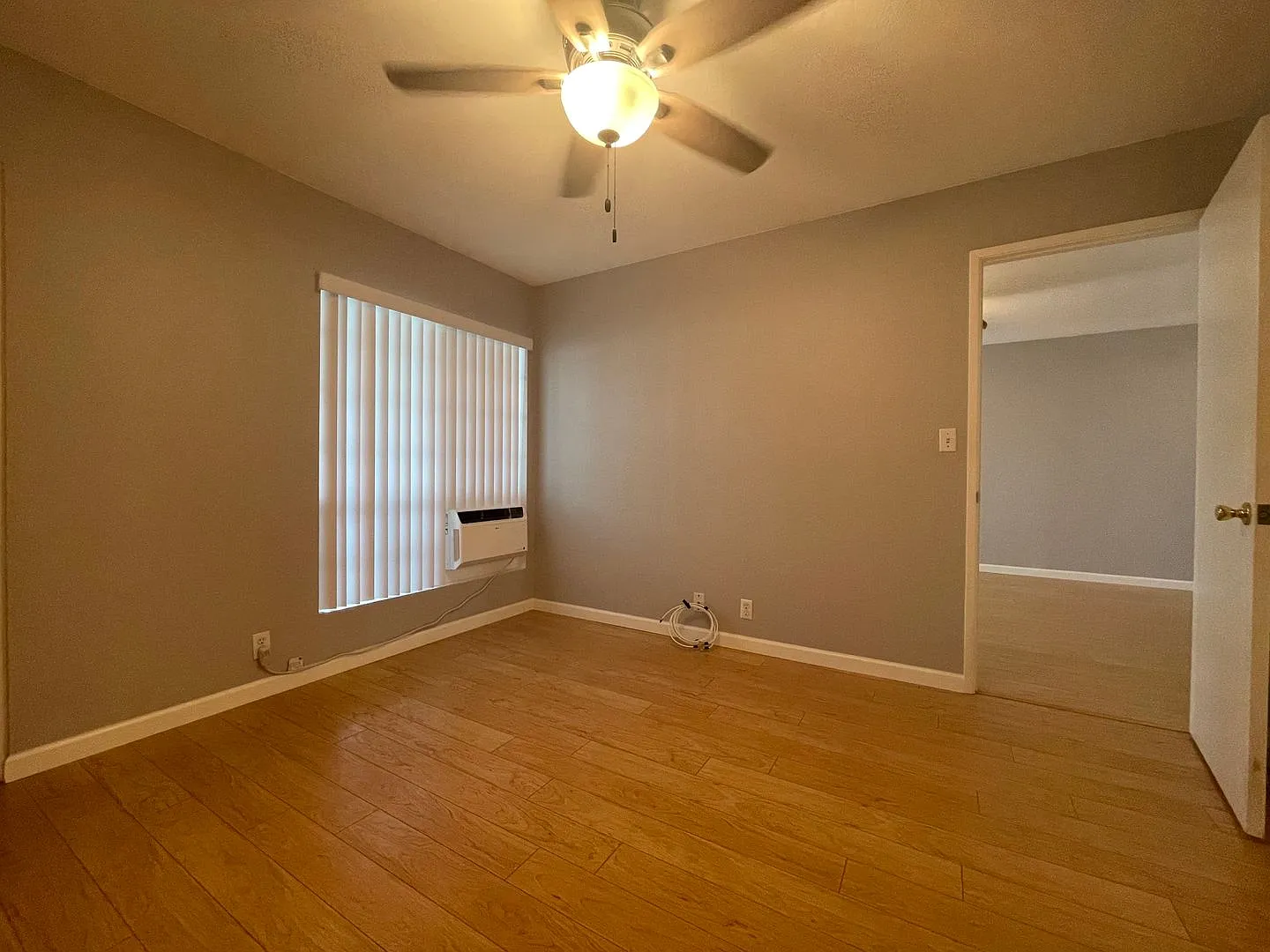 Rare Crosspointe 1 Bed 1 Bath 2 Parking! — Photo 3