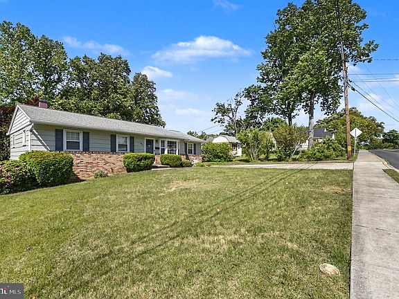 5th image of 696 W Maple Rd