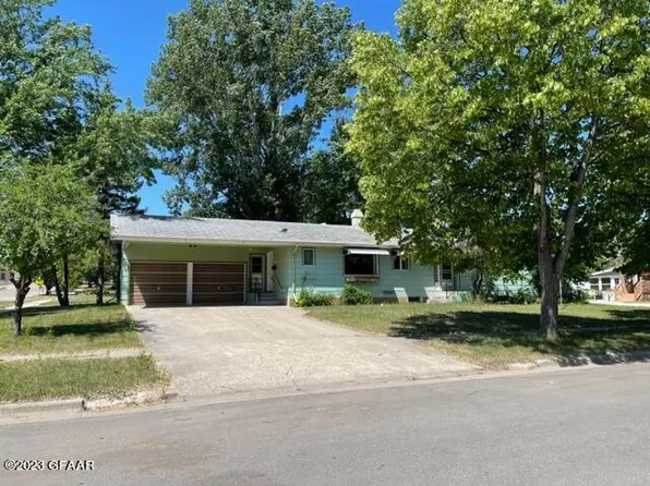 421 Wadge Ave S, Park River, ND 58270