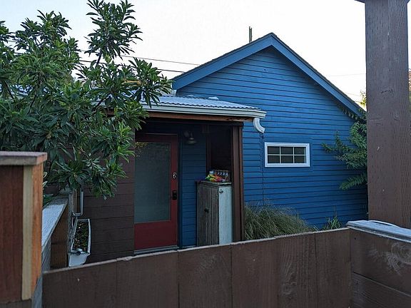 Private gate entry to enclosed yard