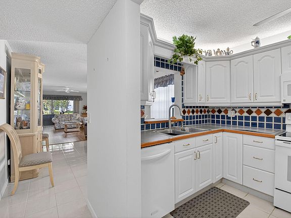 5th image of 2935 SW 22nd Avenue #108